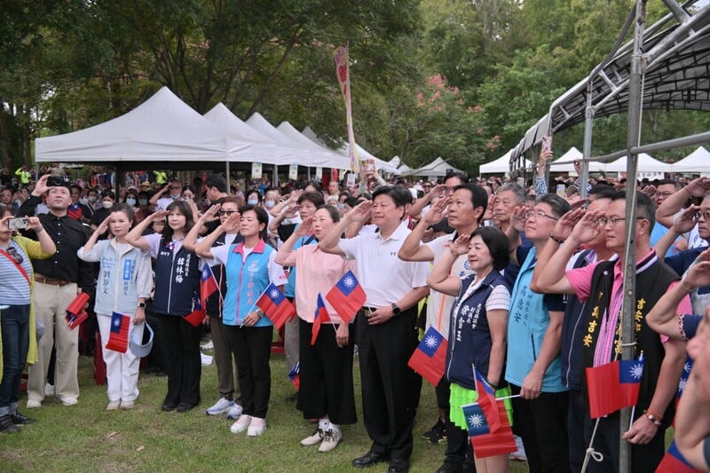 LINE_ALBUM_115.10.10_吉安健走迎雙十_吸引逾萬人次熱情慶國慶　_鄉長游淑貞陪伴鄉親_fa9728a012b0c672.jpg